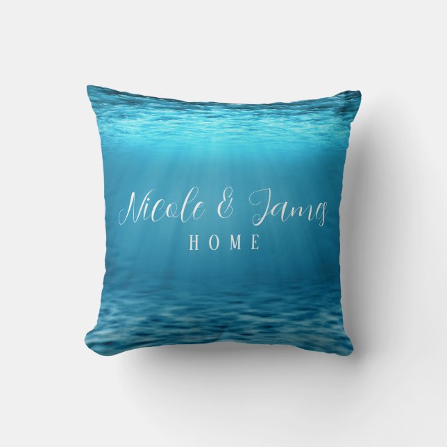 Moderne Diepzee Blauw Onderwater Monogram Kussen (Voorkant)
