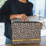 Moderne dierenprint laptop sleeve<br><div class="desc">De Modern Animal print laptophoes combineert een strak design met persoonlijke elegantie. Met een dierenprint achtergrond gesneden met rechthoekige ruimte voor personalisatie doeleinden, is dit hoesje geaccentueerd met een luxe maar wilde bries en ruimte voor jouw naam, waardoor het uniek van jou is. Gebouwd met duurzame materialen om een uitstekende...</div>
