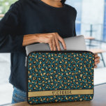 Moderne dierenprint laptop sleeve<br><div class="desc">De Modern Animal print laptophoes combineert een strak design met persoonlijke elegantie. Met een dierenprint achtergrond gesneden met rechthoekige ruimte voor personalisatie doeleinden, is dit hoesje geaccentueerd met een luxe maar wilde bries en ruimte voor jouw naam, waardoor het uniek van jou is. Gebouwd met duurzame materialen om een uitstekende...</div>