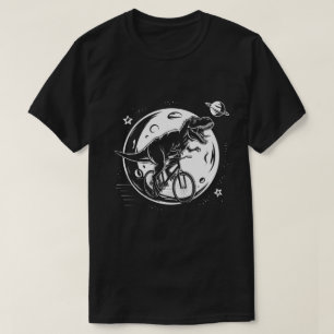 Moderne dinosaurus op een fiets in de lucht met ma t-shirt