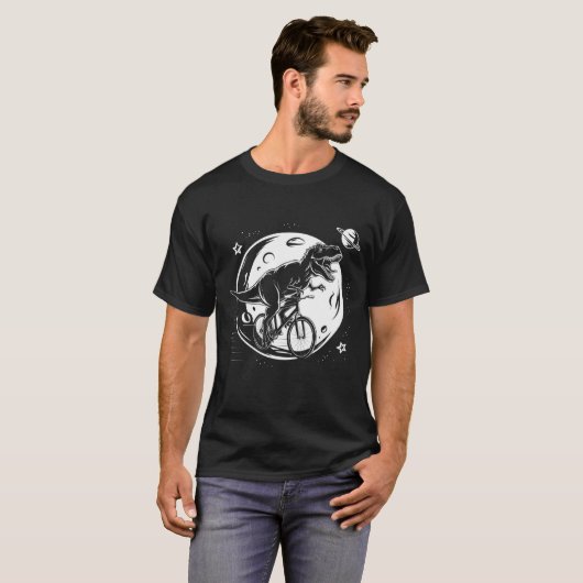 Moderne dinosaurus op een fiets in de lucht met ma t-shirt (Voorkant volledig)