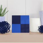 Moderne, donkerblauwe, gecheckte keramische Tegel Tegeltje<br><div class="desc">Deze minimalistische keramische tegel is voorzien van een beroemd Kroatisch gevlekt patroon in donkerblauwe versie.</div>