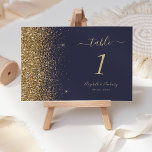 Moderne donkerblauwe gouden rand bruiloft kaart<br><div class="desc">De linkerrand van dit elegante moderne trouwlijstnummer is voorzien van een gouden faux glitter-vormgeving. De aanpasbare tekst combineert bleke gouden handschrift,  copperplate en cursieve lettertypen op een donkerblauwe achtergrond.</div>