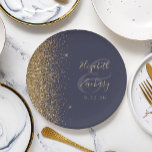 Moderne donkerblauwe gouden rand bruiloft papieren bordje<br><div class="desc">De linkerkant van deze elegante moderne bruiloft papieren borden heeft een gouden faux glitter design. Personaliseer ze met de namen van de bruid en bruidegom in bleek goudkleurig handschrift over een grote ampersand op een donkerblauwe achtergrond,  met de trouwdatum hieronder.</div>