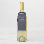 Moderne donkerblauwe trouwwijn flessenhanger (Op fles)