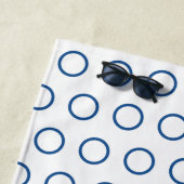 Moderne donkerblauwe witte cirkelpatroon strandlaken (In situ)