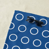 Moderne donkerblauwe witte cirkelpatroon strandlaken (In situ)