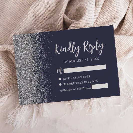 Moderne donkerblauwe zilveren glinster rand script RSVP kaartje