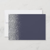 Moderne donkerblauwe zilveren glinster rand script RSVP kaartje (Achterkant)