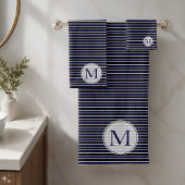 Moderne donkerblauwe zwarte strepen monogram bad handdoek