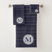 Moderne donkerblauwe zwarte strepen monogram bad handdoek (Insitu)