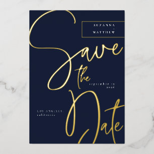 Moderne donkere blauwe kalligrafie Sla de datum op Folie Uitnodiging