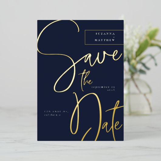 Moderne donkere blauwe kalligrafie Sla de datum op Folie Uitnodiging (Staand Voorkant)