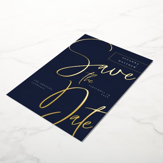 Moderne donkere blauwe kalligrafie Sla de datum op Folie Uitnodiging (Gedraaid)