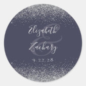 Moderne donkere blauwe zilveren rand bruiloft ronde sticker (Voorkant)
