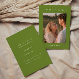 Moderne donkere olijfgroene verlovingsfototrouwdag save the date