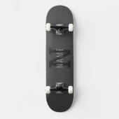 Moderne donkergrijze monogram naam (of andere teks persoonlijk skateboard (Voorkant)