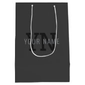 Moderne donkergrijze naam met monogram (of andere  medium cadeauzakje (Achterkant)