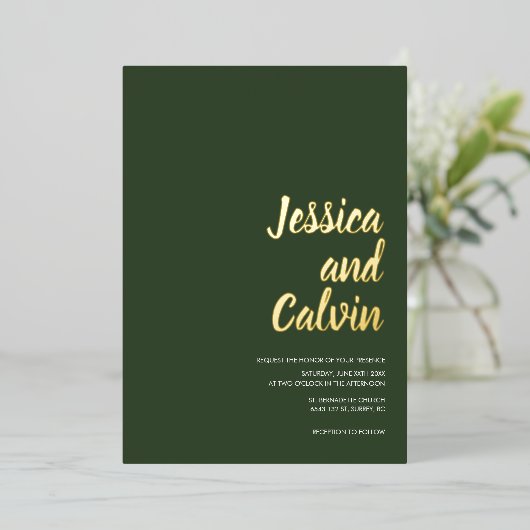 Moderne donkergroene gouden tekst huwelijksuitnodi folie uitnodiging (Staand Voorkant)