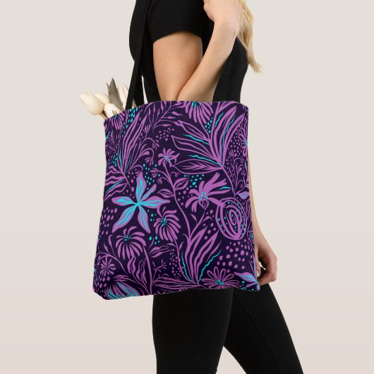 Moderne donkerpaarse bloempatroon tote bag (Dichtbij)