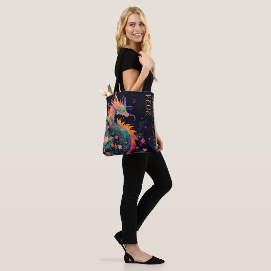 Moderne Draak Chinees Nieuwjaar Monogram Bloemen Tote Bag (Op model)