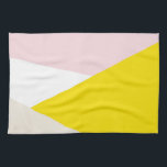 Moderne Driehoeken Patroon Blush & Geel Geometrisc Theedoek<br><div class="desc">Moderne en elegante keukenhanddoek met een geometrisch patroon in wit,  blauw,  geel en beige. Andere kleuren zijn beschikbaar. Deze handdoek zal perfect zijn als het accent van uw keuken.</div>