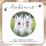 Moderne Drinken op ons gepersonaliseerde foto Pet  Kartonnen Onderzetters<br><div class="desc">Drinken op ons! Voeg de finishing touch toe aan uw bruiloft met deze schattige aangepaste foto bruiloft onderzetters. Perfect voor uw bruiloft na feest en receptie, en als huwelijksgunsten voor uw gasten. Pas deze foto hondenbruiloft onderzetters aan met je favoriete trouwfoto, hondenfoto of je pasgetrouwde foto met je hond, personaliseer...</div>