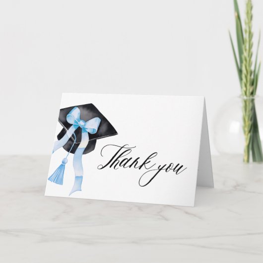 Moderne Dusty Blue Bow Coquette Graduation Cap Bedankkaart (Voorkant)