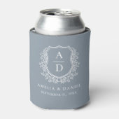 Moderne Dusty Blue Crest Modern Monogram Huwelijk Blikjeskoeler (Blikje Voorkant)