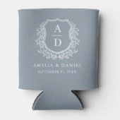 Moderne Dusty Blue Crest Modern Monogram Huwelijk Blikjeskoeler (Voorkant)