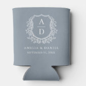 Moderne Dusty Blue Crest Modern Monogram Huwelijk Blikjeskoeler (Achterkant)