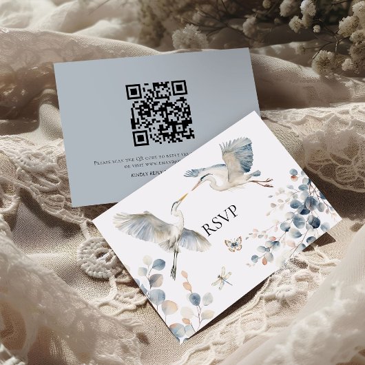 Moderne Dusty Blue Herons QR Code Wedding RSVP Kaartje