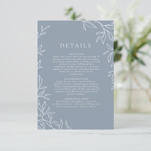 Moderne Dusty Blue Minimal Leafy Wedding Details Kaart (Staand voorkant)