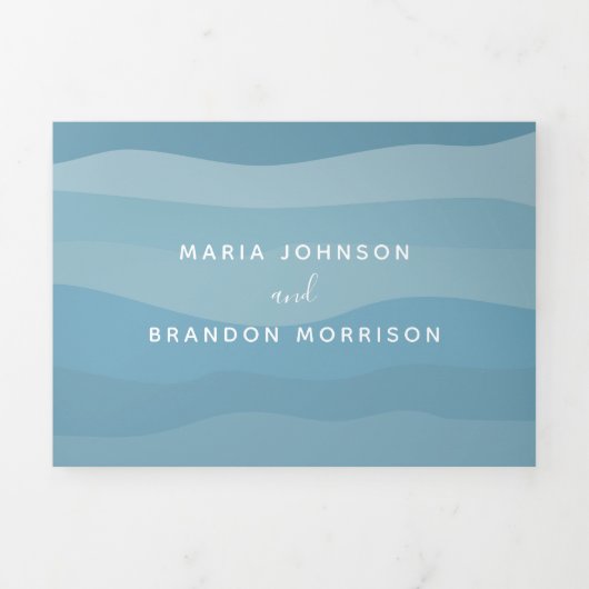 Moderne Dusty Blue Ocean Waves Fotobruiloft Drieluik Uitnodiging (Cover)