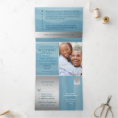 Moderne Dusty Blue Ocean Waves Fotobruiloft Drieluik Uitnodiging (Binnen)