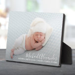 Moderne e-legance Baby Boy Foto geboorteaankondigi Fotoplaat<br><div class="desc">Elegant zoete plaquette is voorzien van je favoriete pasgeboren foto in volledige bloeding,  de naam van je baby en de geboortestaat in witte letters. **De Live Design Service kan u indien nodig helpen met uw ontwerp-indeling. Punten in onze winkel koppelen.</div>