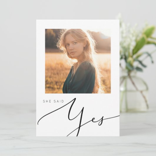 Moderne Edgy Foto Bruidsdouche uitnodiging (Staand voorkant)