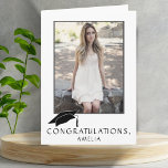 Moderne, eenvoudige Afstuderen foto van felicitati Kaart<br><div class="desc">De moderne en Eenvoudige Zwarte en Witte Kaart van het Afstuderen van de Gelukwensen met een Afstuderen Naam en een Foto. De kaart van het afstuderen met graduatiemechanisme, tekst Gefeliciteerd, een naam en een foto van de afstuderen tekst aan de voorzijde - personaliseer met jouw naam en uw foto. Pas...</div>