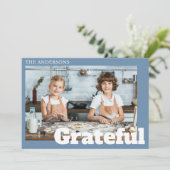 Moderne Eenvoudige Blauwe Dankbare Foto Thanksgivi Feestdagenkaart (Staand voorkant)