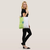 Moderne eenvoudige, blokgroene typografie tote bag (Op model)