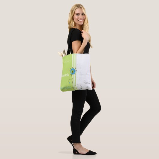 Moderne eenvoudige, blokgroene typografie tote bag (Op model)