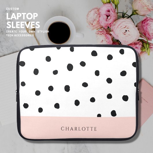 Moderne Eenvoudige Blush en Polka Dot Monogram Naa Laptop Sleeve