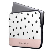 Moderne Eenvoudige Blush en Polka Dot Monogram Naa Laptop Sleeve (Voorkant Links)