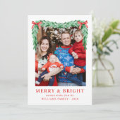 Moderne Eenvoudige Boog Vrolijk & Heldere Kerstfot Feestdagenkaart (Staand voorkant)