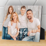 Moderne eenvoudige elegante familienaam foto fotoplaat<br><div class="desc">Dit eenvoudige en moderne ontwerp is samengesteld uit san serif en speelse scripttypografie.</div>