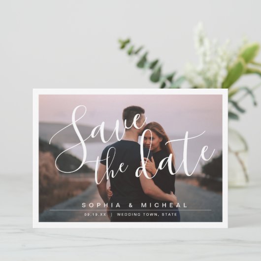 Moderne eenvoudige elegante scriptfoto slaat de da save the date (Staand voorkant)
