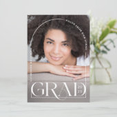 Moderne Eenvoudige Foto Afstudeer Uitnodiging (Staand voorkant)