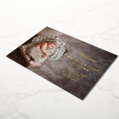 Moderne Eenvoudige Foto Geboorteaankondiging Jonge Folie Uitnodiging (Gedraaid)