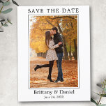 Moderne, eenvoudige foto opslaan datum briefkaart<br><div class="desc">Modern minimalistisch eenvoudig sparen het Briefkaart van de Aankondiging van het Verloving van de Datum</div>