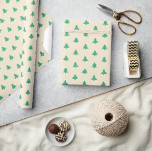Moderne, eenvoudige, groene kerstbomen op beige cadeaupapier